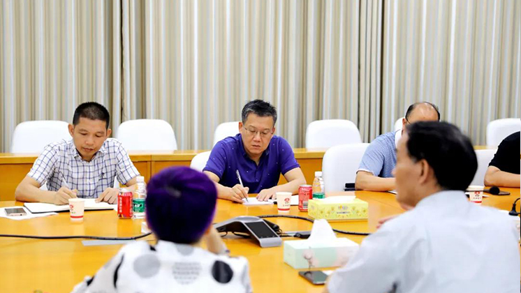 現場辦公：郴州高新區(qū)管委會主任李黎明為炬神電子排憂解難